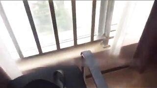 让女友趴在窗台猛烈输出她