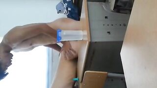 某镇上学校的学生情侣在教室内露脸自拍吃禁果，白嫩的小女友很害羞，被激情后入啪啪啪