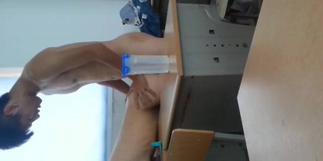 某镇上学校的学生情侣在教室内露脸自拍吃禁果，白嫩的小女友很害羞，被激情后入啪啪啪