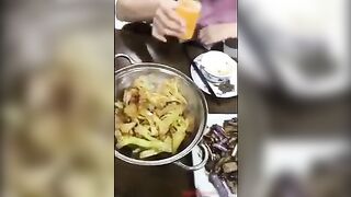 性感黑丝短裙美女下班和男同事一起吃饭时喝了加过东西的芬达后被带到酒店脱掉衣服狠狠爆操射了一背.