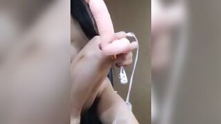 颜值不错身材苗条美女主播站立抠逼 道具JJ深喉椅子上炮击自慰大秀 呻吟诱惑喜欢不要错过