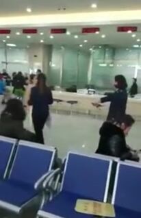 最新流出门事件背上写了个大字的大波妹突然在办证大厅脱光光大声述说