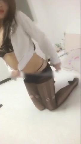 黑丝大奶妹子可以舔到自己的奶