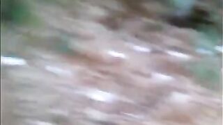 中年大叔和朋友老婆在小树林玩野战换妻旁边几个观摩者在不停笑