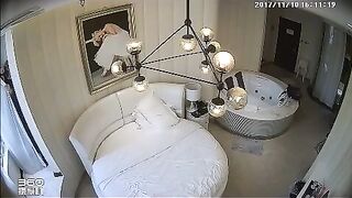 偷拍极品美女嫩模拍摄写真时被人用手机偷拍搭讪有点想操的意思