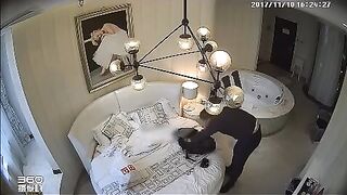 偷拍极品美女嫩模拍摄写真时被人用手机偷拍搭讪有点想操的意思