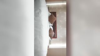 【全国精品拽拽】风骚美少妇，肤白如玉跳艳舞，黑丝诱惑骚气逼人，沙发啪啪后入这大白臀真刺激