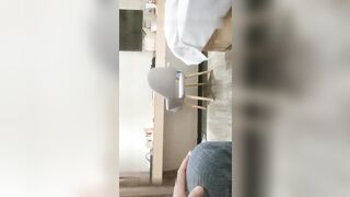 【金三角猎艳】从下楼接人到离开，全程偷拍小萝莉，粉嫩鲍鱼清晰展示，猛男啪啪，高清源码录制