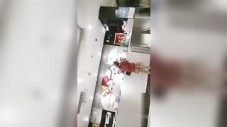 【金三角猎艳】从下楼接人到离开，全程偷拍小萝莉，粉嫩鲍鱼清晰展示，猛男啪啪，高清源码录制