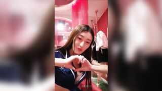 刚离开团队独自直播的170CM大长腿性感美女为了拉人气和粉丝网友酒店啪啪直播,没想到男的还带了春药.国语!-