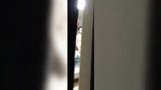 半夜被吵醒偷窥隔壁同居情侣爱爱