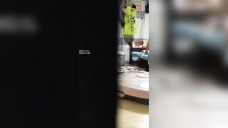 半夜被吵醒偷窥隔壁同居情侣爱爱