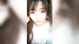 圆脸脸新人长相甜美清纯双马尾萌妹自慰，跳蛋塞入再用大黑牛震动高潮出白浆