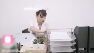 外表清纯的痴女护士惠子忍不住就请医生掏出肉棒让她吸 医生忍不住抽插了起来 直接射满惠子全身