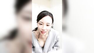 大白美乳高颜值性感新人美女比基尼诱惑自慰，脱光光近距离特写掰开粉穴震动棒抽插-