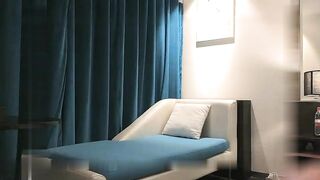 小宝寻花今晚约了两个美乳花臂嫩妹双飞啪啪，双女舌吻舔弄抽插猛操轮流换着操