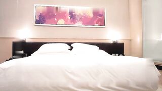 小宝寻花约了个肉肉身材丰满妹子啪啪，近距离特写口交上位骑坐后入猛操