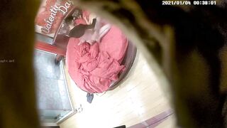 情趣酒店喜庆红色大圆床偷拍气质美少妇和情夫偷情被内射逼里