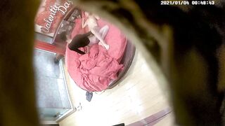 情趣酒店喜庆红色大圆床偷拍气质美少妇和情夫偷情被内射逼里