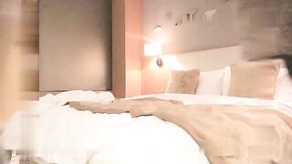 探花郎老李约了个高颜值美乳牛仔裤妹子啪啪，穿上女仆装黑丝掰穴摸逼上位骑坐猛操