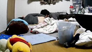 民宅家用摄像头被黑TP老公睡醒了起身抚摸还在睡梦中的媳妇扒掉内裤又舔又抠终于把她弄醒激情互搞