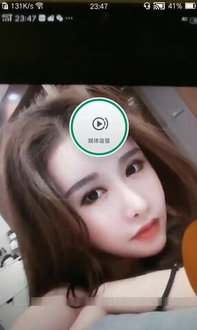 胖男酒店微信约啪时尚性感的平面美女嫩模,颜值高奶子大操的乱晃,抱着屁股狠狠抽插.逼被操了还偷拍过程!