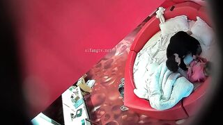 【麻花免费视频】高校附近主题酒店红色情趣大圆床偷拍下午没课眼镜同学和女友开房干完掰穴闻闻逼的味道