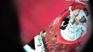 【麻花免费视频】高校附近主题酒店红色情趣大圆床偷拍下午没课眼镜同学和女友开房干完掰穴闻闻逼的味道