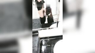 00后嫩妹深夜和小男友公厕啪啪口交洗手台上掰穴，站立后入坐马桶上抽插非常诱人