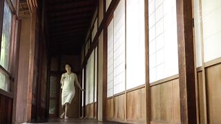 な股間に次第に好奇心が抑えられなくなり…。