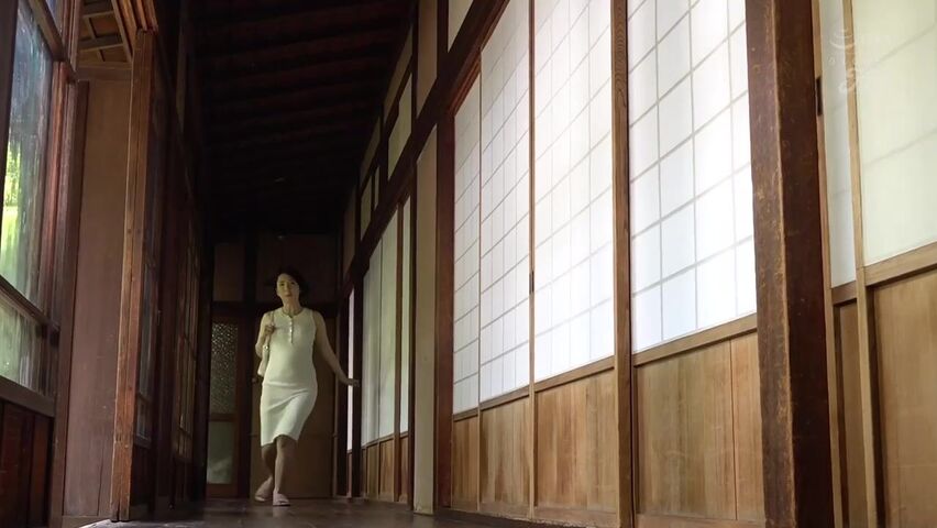 な股間に次第に好奇心が抑えられなくなり…。