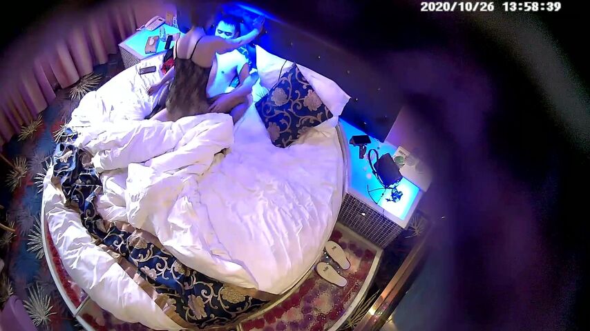 主题酒店情调豪华圆床偷拍眼镜男中午午休和单位已婚 骚女同事偷情穿上性感情趣内衣搞