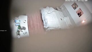 主题酒店摄像头偷拍白天逃课那对零零后小情侣晚上不回家开房过夜