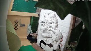 学校附近家庭公寓偷拍大学生情侣穿着制服做爱