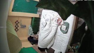 学校附近家庭公寓偷拍大学生情侣穿着制服做爱