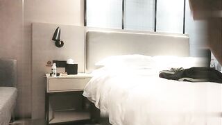 帅小伙3500元微信上约到的某酒店DJ女,身材颜值超一流,互摸掰穴,口交,女上位,抬腿大力猛操.国语!