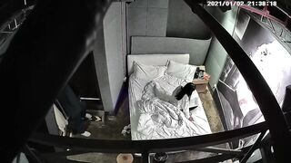 臻品360 主题酒店工业风套房偷拍眼镜大学生情侣小哥穿着睡衣和女友做爱好有家一样的感觉