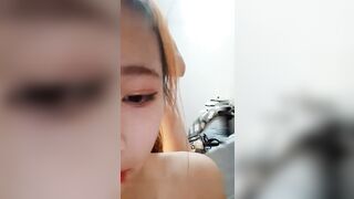 芳儿在人间高颜值嫩妹子道具玩弄啪啪，退下牛仔短裤自摸粉穴口交后入猛操