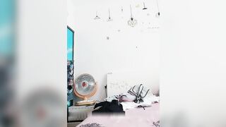 在家哪里都是战场，各种抽插爆草直接内射，完事小少妇黑牛自慰喷尿