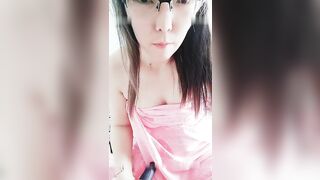 在家哪里都是战场，各种抽插爆草直接内射，完事小少妇黑牛自慰喷尿