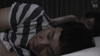 旦那のすぐ横で大胆にチンポ