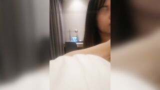 武汉奔驰哥的风流一夜，【轩逸探花】，缺钱兼职00后，停车场口交，酒店洗澡啪啪，小嫩妹没防备以为只是自拍，服侍周到体贴