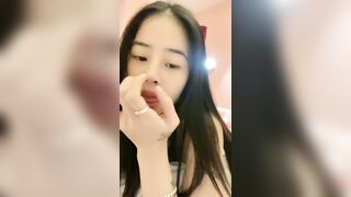 纤细小腰纹身美女，穿着白丝袜和大屌哥操逼，最后射在嘴里又滴到奶子上
