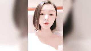 长相甜美气质短发小姐姐卫生间自慰诱惑，跳脱衣舞肛塞菊花乳头滴蜡，拨开丁字裤掰穴扣逼，坐在马桶上插逼喷水