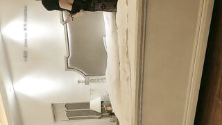 3个年轻的女孩子，其中一个才18岁，挑一个最骚的拉到一边就干