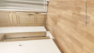 3个年轻的女孩子，其中一个才18岁，挑一个最骚的拉到一边就干