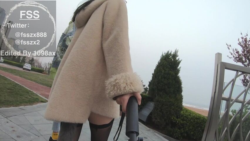 【重磅推荐】知名Twitter户外露出网红FSS冯珊珊酒店露出广场外被大叔当众调戏