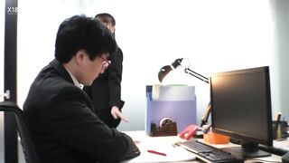 スカートに収まりきらない桃尻