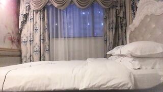 大宝寻花探会所约了个服务不错少妇，口交翘起双脚舔菊花，上位骑坐自己动，后入抽插没操几下就射了