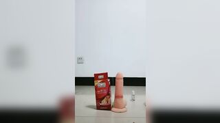 大耳环很有韵味美少妇寂寞肚子在家自慰，脱掉衣服内裤摆上假屌，地上骑乘上下套弄，插完逼逼再插菊花淫荡